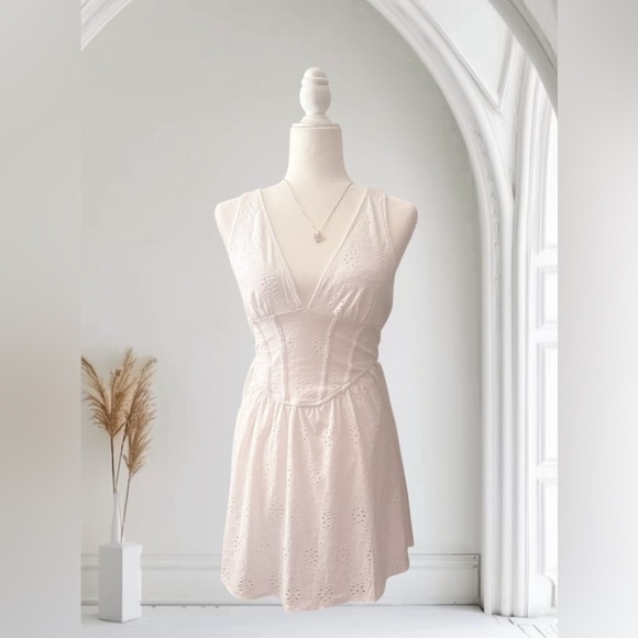 Reminds me of Marilyn Monroe white dress - Picture 2 of 3